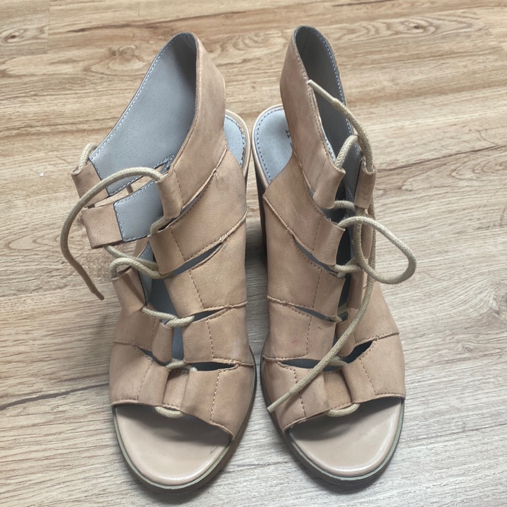 Hinge lace up block heels size 6.5